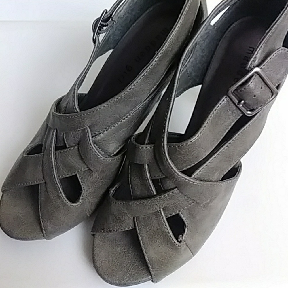❤HP❤ EUC Strappy Crisscross Open Toed Booties - Picture 1 of 5
